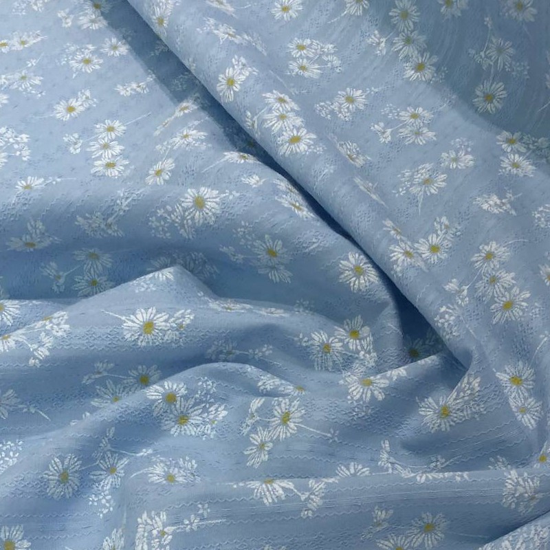Батист (бавовняна тканина), з вишивкою, щільність 90г/м2, ширина 145см, ромашки на блакитному